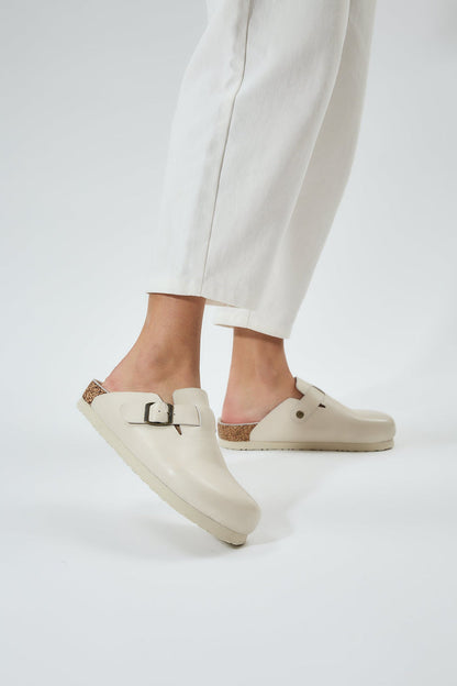 Voula White